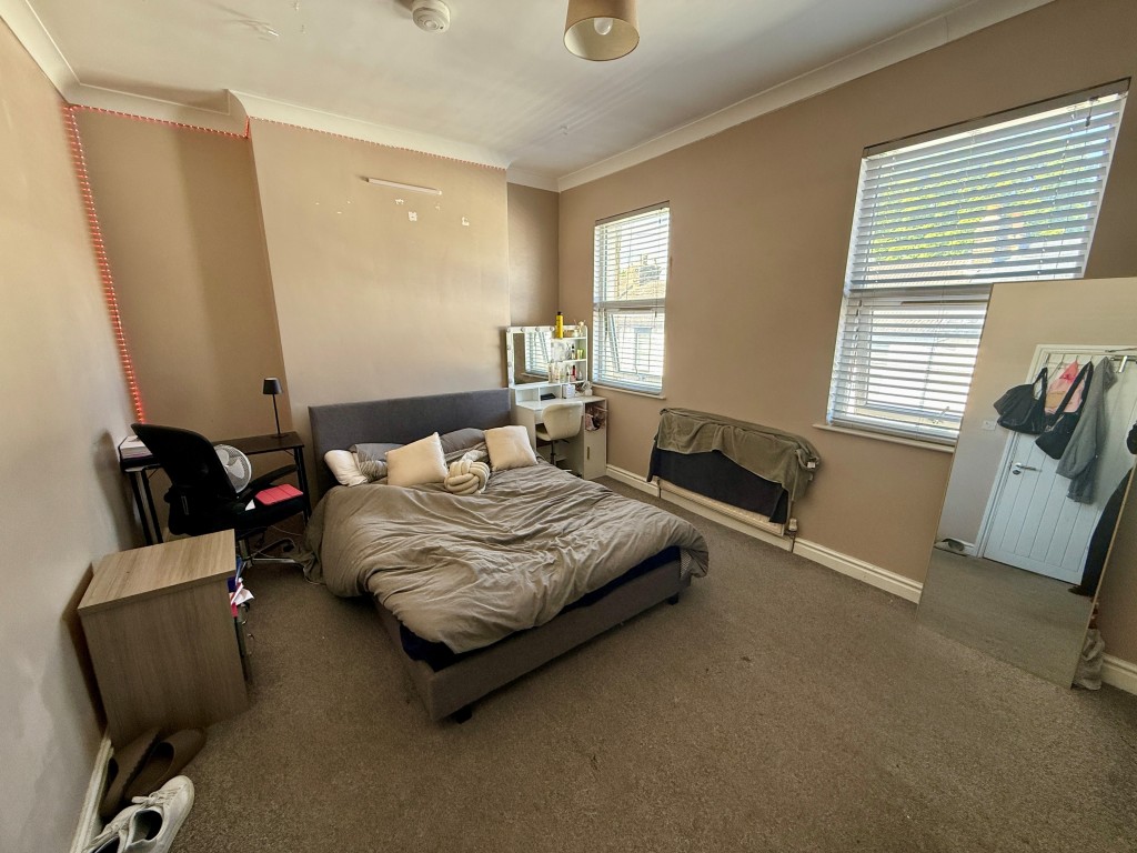Lot: 116 - FOUR-BEDROOM HOUSE OF MULTIPLE OCCUPATION - Room four